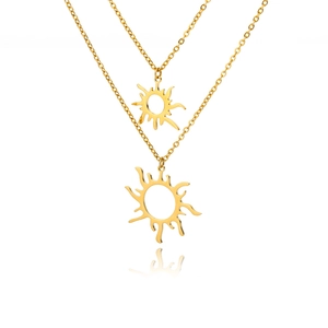 Detail einer doppelreihigen goldenen Edelstahlkette mit geometrischen Sonnenanhängern