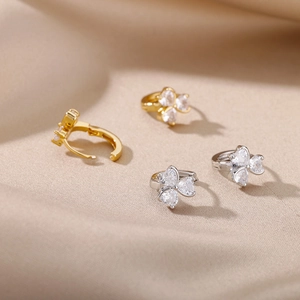 Detail von 18k Gold und Silber Kleeblatt-Ohrringen mit herzförmigen Kristallen