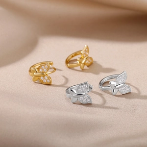 Elegante 18k Gold und Silber Schmetterling Huggie-Ohrringe mit funkelnden Zirkonia