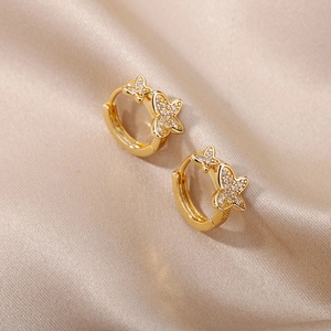 Detail von 18 Karat vergoldeten Schmetterlingsohrringen mit Zirkonia auf Seidenstoff