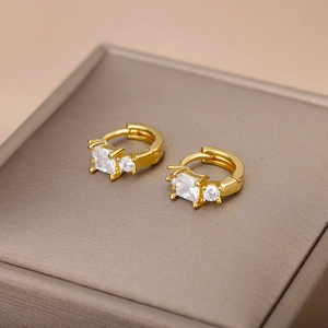Nahaufnahme der 18k vergoldeten Huggie-Ohrringe mit Zirkonia in einer Geschenkbox