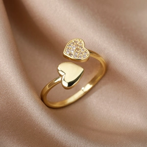 Détail de la bague coeur plaquée or 18k avec incrustations de cristaux étincelants