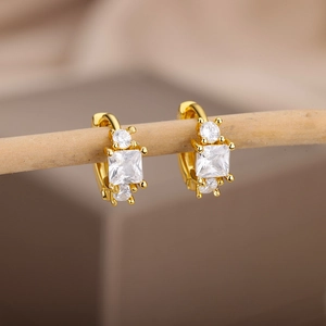 Makro-Detail von 18k vergoldeten Schmetterlingsohrringen mit funkelnden Zirkon-Steinen