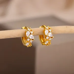 Makroaufnahme von 18k vergoldeten Creolen mit Zirkonia-Kristallen in Tropfenschliff-Optik