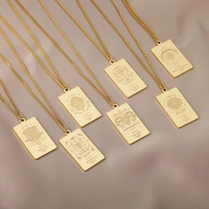 Detalle de collares con colgante cuadrado de zodiaco en acero inoxidable de oro 18K