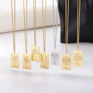 Detalle de collares con colgantes cuadrados de los 12 zodiacos y grabado fino