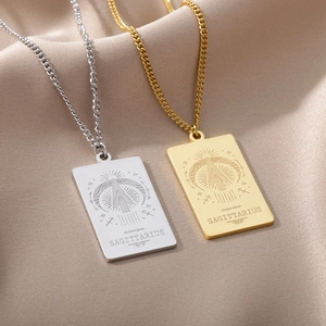 Detalle del grabado en collares del zodiaco Sagitario en oro y plata sobre seda