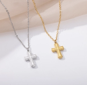 Détail des colliers croix en acier inoxydable or et argent avec bords perlés élégants