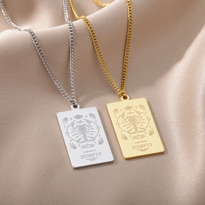 Detalle de collares del zodiaco Escorpio en oro y plata con colgantes de tarot