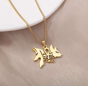 Gros plan du pendentif Arbre de Vie en acier doré avec motif double loup et chaîne box