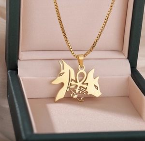 Détail du collier avec pendentif Ankh et Anubis doré dans un luxueux coffret à bijoux