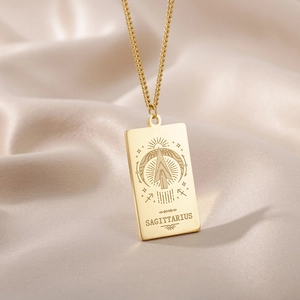 Detalle del collar con colgante de tarot Sagitario chapado en oro de 18 quilates