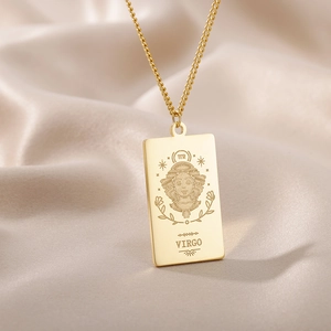 Detalle del colgante tarot Virgo bañado en oro 18K sobre seda champán