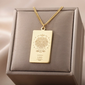 Detalle macro del colgante de tarot Leo en oro de 18K con grabado de león y cadena