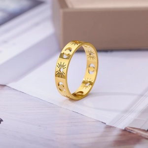 Minimalistische 18k vergulde roestvrijstalen ring met holle zon- en maanfase patronen