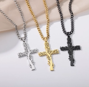 Détail des pendentifs croix arbre de vie en argent, or et noir avec chaînes à mailles