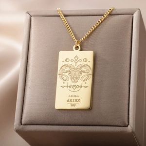 Detalle del collar zodiaco Aries en oro 18K con colgante cuadrado y tótem de carnero