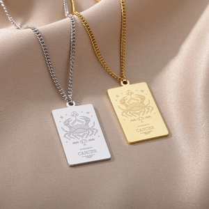 Detalle de collares de tarot cuadrados con el signo Cáncer en acabados oro y plata