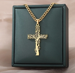 Détail du pendentif croix arbre de vie doré sur une boîte à bijoux haut de gamme