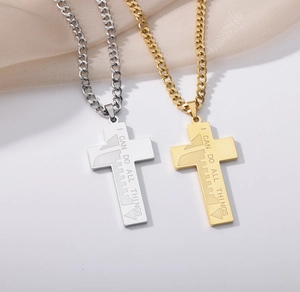 Détail de pendentifs croix arbre de vie en or et argent avec gravure de motivation