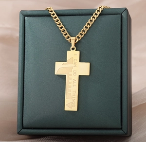 Gros plan du pendentif croix en acier inoxydable doré avec gravure I CAN DO ALL THINGS