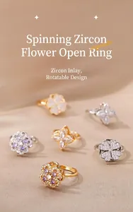 Exquisite drehbare Blumenringe mit Zirkonia-Besatz auf weichem Seidenhintergrund