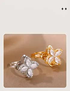 Makroaufnahme von drehbaren Kleeblattringblüten mit Marquise Kristallen in Gold und Silber