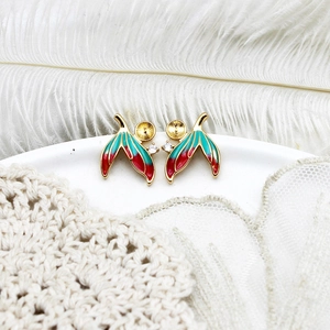 Macro view of gradient enamel fishtail earring base with a pearl setting and zircon