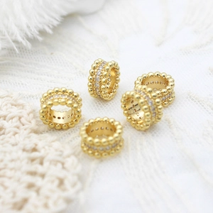 DIY 18K επίχρυσο κυλινδρικό μενταγιόν με κρύσταλλα σε φόντο από δαντέλα και φτερά