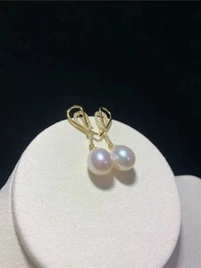 Macro di orecchini a nodo in oro 18K con micro-pavé di diamanti e perle d'acqua dolce