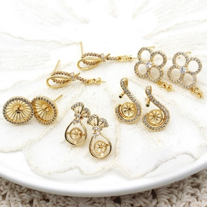 Dettaglio macro di basi per orecchini a quadrifoglio placcati oro 18K con micro pavé di zirconi