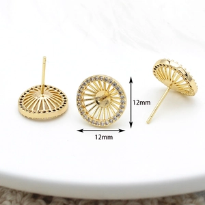 Dettaglio orecchini a ruota dorata 12mm con micro-diamanti e perni in argento 925