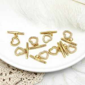 Macro-opname van 18K vergulde hart OT-sluiting met micro-pave kristallen voor DIY-sieraden