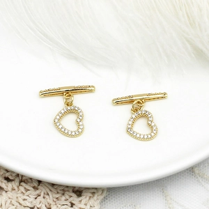 Detail van 18K vergulde hartvormige knevelsluiting voor het maken van DIY sieraden