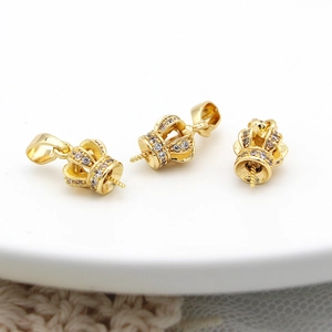 Vista macro di basi per ciondoli a corona in oro 18K con micro-pavé di zirconi cubici