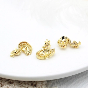 Détail macro du pendentif cygne plaqué or 18K avec zircon pour la création de bijoux DIY