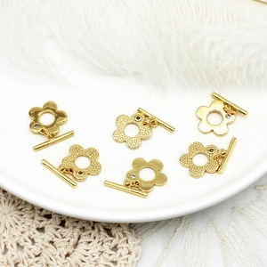 Detail van 18K vergulde bloem OT-sluitingen met strassteentjes voor DIY-sieraden
