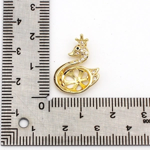 Pendentif cygne en laiton plaqué or 18 carats avec micro-zircons et breloque couronne