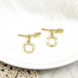 Detail van een gouden zirkonia toggle sluiting voor het maken van DIY sieraden