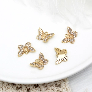 Detail van 18K vergulde vlinderhangers met micro-ingelegde zirkonen voor DIY-sieraden maken