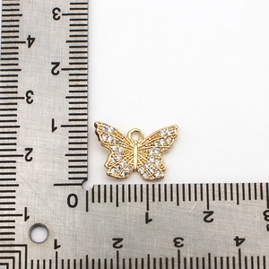 18K vergulde messing vlinder hanger met micro-pave zirkonia en een meetlat weergave