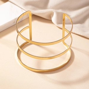 Bracciale rigido geometrico scavato a tre strati in finitura oro lucido per donna