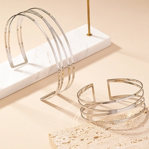 Bracciale rigido geometrico argento con struttura multistrato su supporto in marmo
