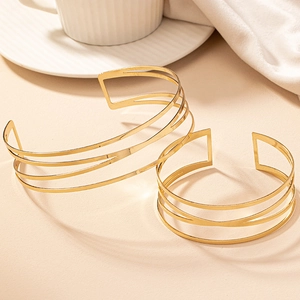 Set minimalista oro con collana rigida e bracciale a polsino geometrico finitura lucida
