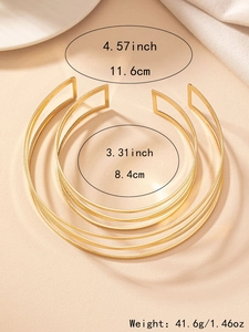 Vista dettagliata del girocollo geometrico dorato multistrato con dimensioni e peso