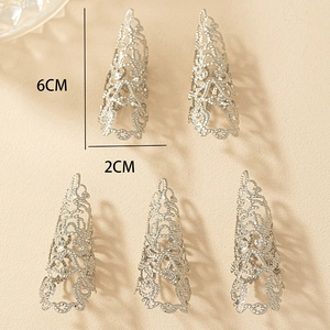 Vue détaillée de 5 bagues d'ongles évidées en argent de 6 cm de long et 2 cm de diamètre