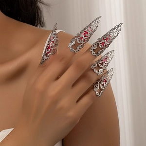 Vue détaillée de 5 bagues d'ongles gothiques argentées avec accents en émail rouge vif