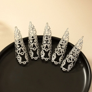 Ensemble de cinq bagues griffes argentées avec motifs floraux gothiques pour le cosplay
