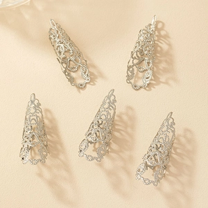 Vue détaillée de cinq bagues griffes en argent avec motifs ajourés et style punk chic