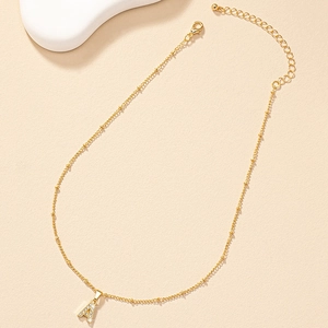 Collana minimalista dorata con pendente lettera A e zirconi incastonati su catena a sfere